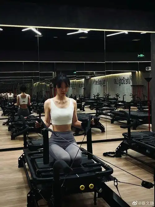 蔡文静晒健身绝美腹肌照,绝好身材令人羡慕,自律的女生最美丽