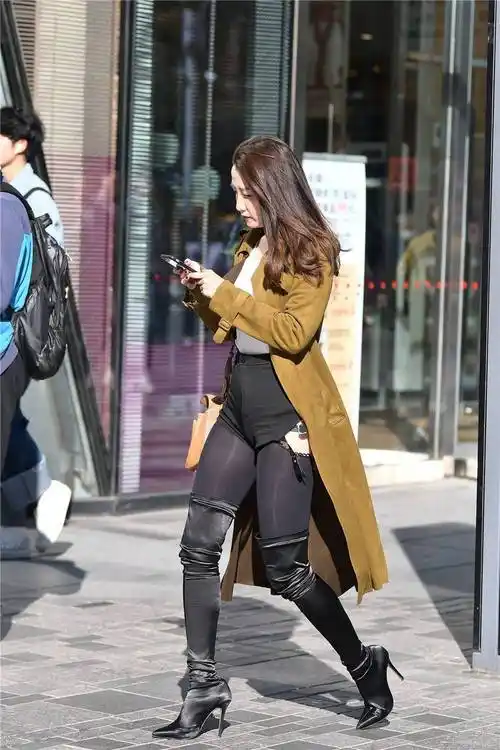 黑色尖头细跟过膝靴长靴,搭配黑色亮光丝袜,还有修身短裤_美女_风格