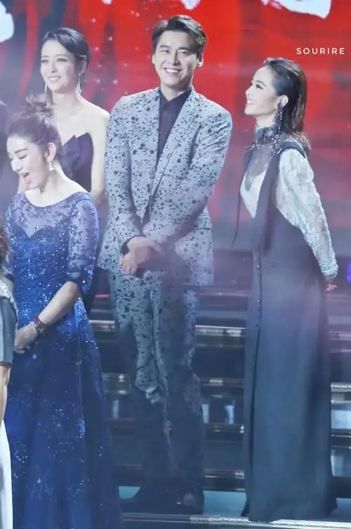 2016李易峰芭莎明星慈善夜_高清图片大全-爱豆app