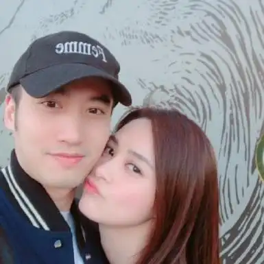 周扬青突晒"我老公"!亲密挽手合照画面曝光,网友:啥时登记的