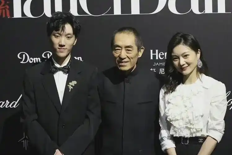 张艺谋揭秘儿子张壹男继女儿张末参加舞会开启新篇章