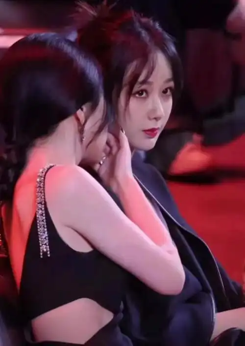 迪丽热巴和杨紫的正脸照,一张精致如洋娃娃,一张清纯甜美