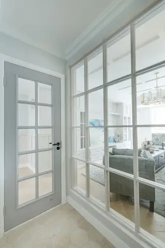 客厅的侧面采用的是透明玻璃窗.