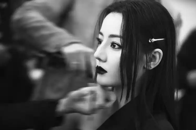 迪丽热巴暗黑骑士杂志封面3套迪奥高定黑唇魔女妆好霸气