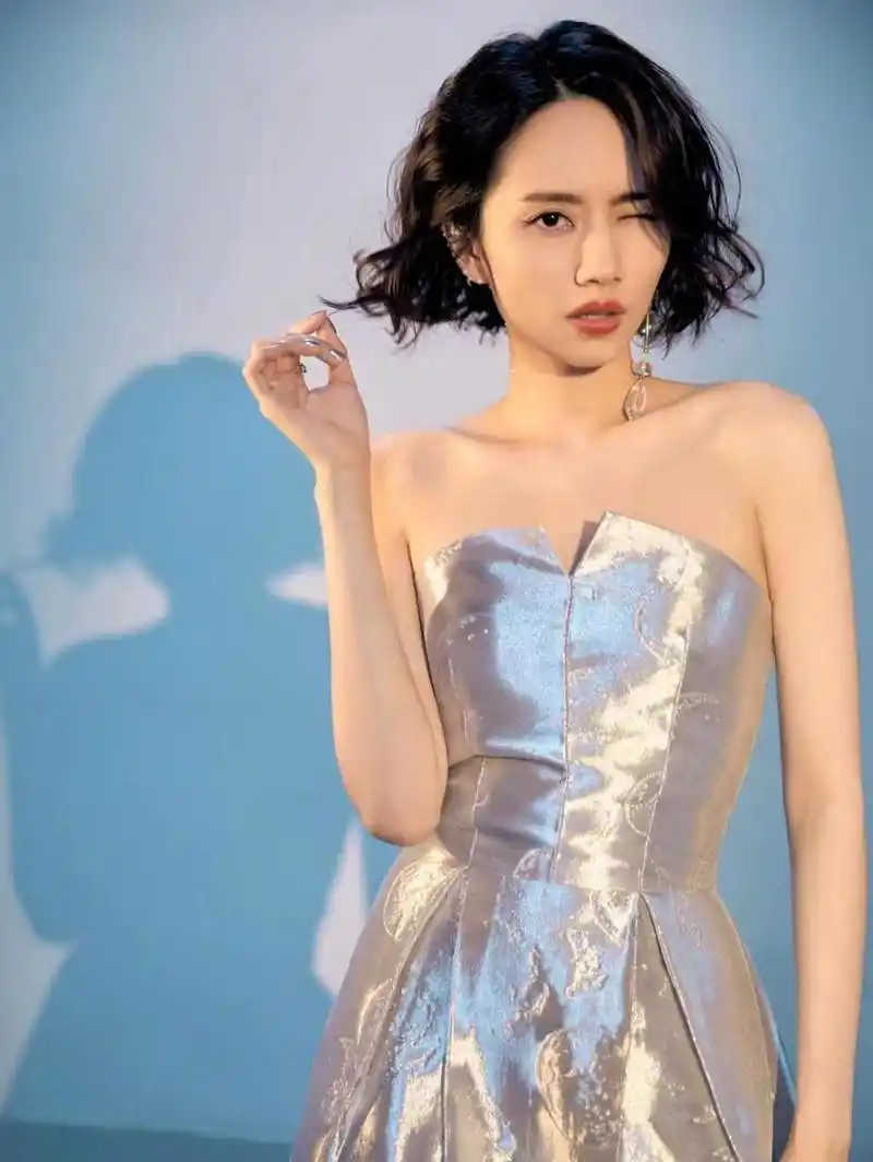 刘惜君身着一袭极简裁剪的抹胸长裙登上《天赐的声音》第十期的舞台