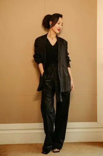 王鸥穿黑西装高马尾飒爽干练精致红唇气场十足