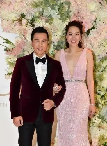 汪诗诗穿长裙携老公亮相,比对下甄子丹,成小矮人