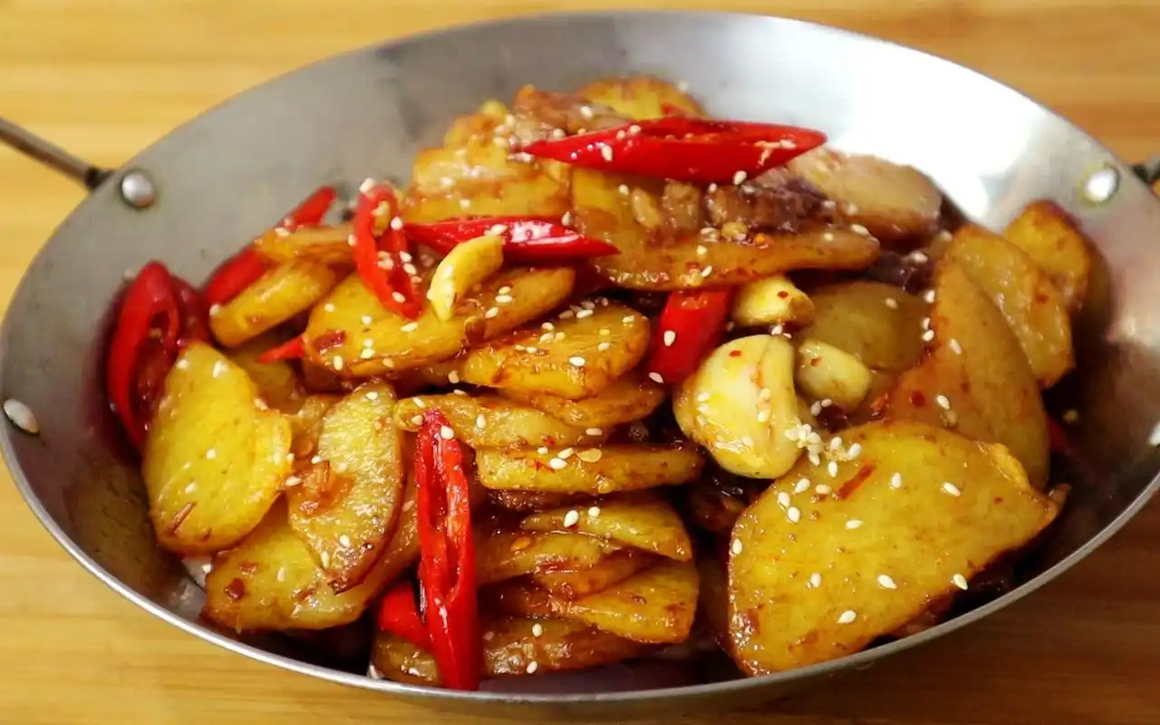 干锅土豆片这样做实在是香,大厨教你技巧,比吃肉还解馋,超下饭_哔哩
