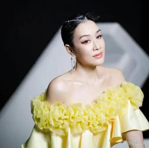 这组照片中,53岁的钟丽缇展现出了一种超出年龄的沧桑感,尤其是她稀疏