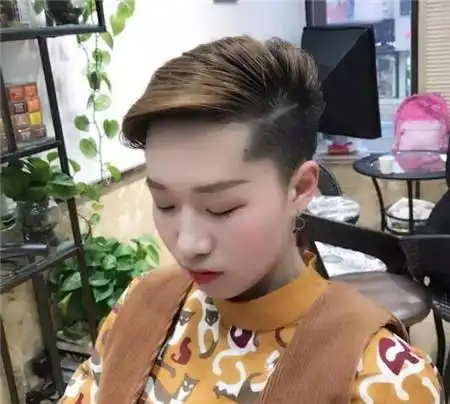 铲青超短发女   大旁分超短发,一边的头发铲青干净,整体造型打造