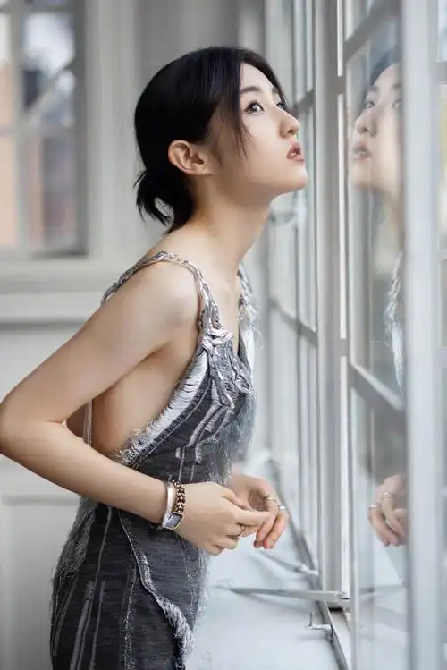 vogue时尚之力盛会##张子枫 银灰小烟熏