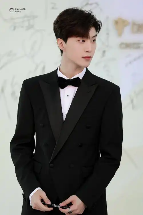 范丞丞金鸡奖闭幕式黑色西装造型