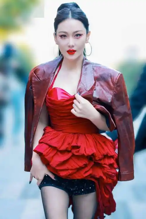 张馨予太适合红色了!随便往外滩一站就是时尚大片_礼服_马尾_皮衣