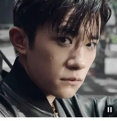 易烊千玺官网图翻车 痘坑抬头纹暴露皮肤状态