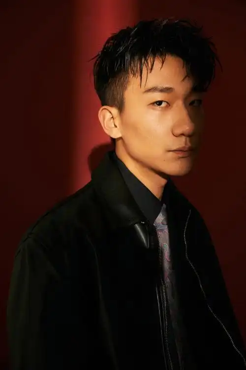 吴昊宸"新年红"大片释出 情绪光影交织尽显雅痞率性__凤凰网