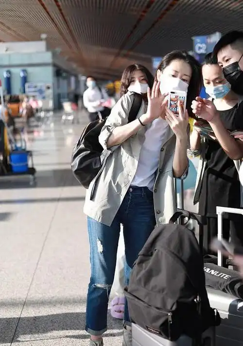 刘敏涛不愧是真女神连眉毛都不画就来走机场穿简装难掩好气质