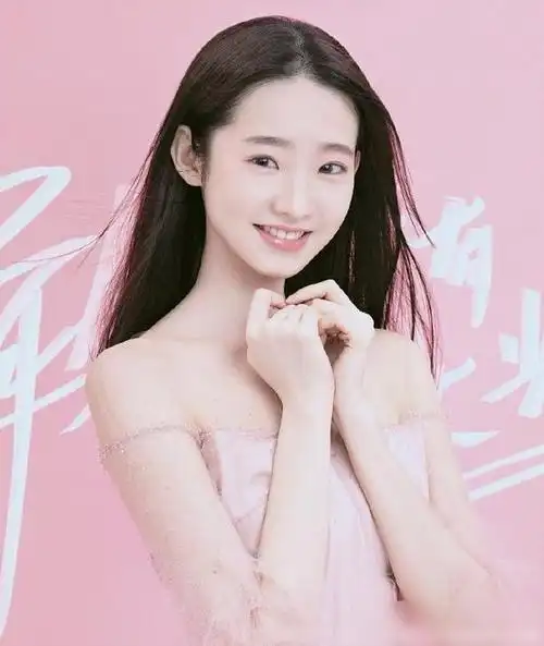 《创造营2020》定档,看到张艺凡宣传片,镜头拉远后秒变童话公主