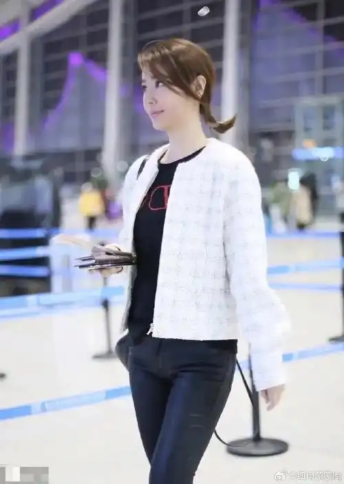 林心如的身材保持得相当出色,即使已经超过了四十岁的年龄,仍然敢于穿