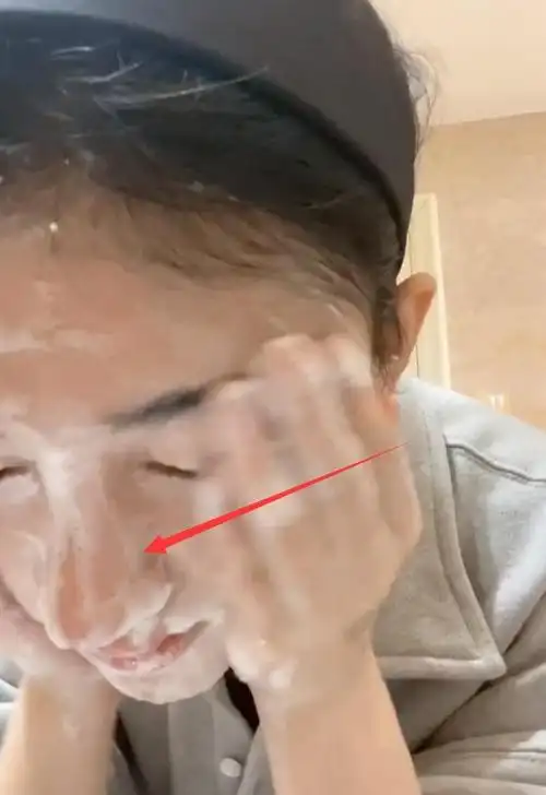 鞠婧祎录洗脸视频,低头时鼻子正对镜头,看清这高度,好想滑滑梯