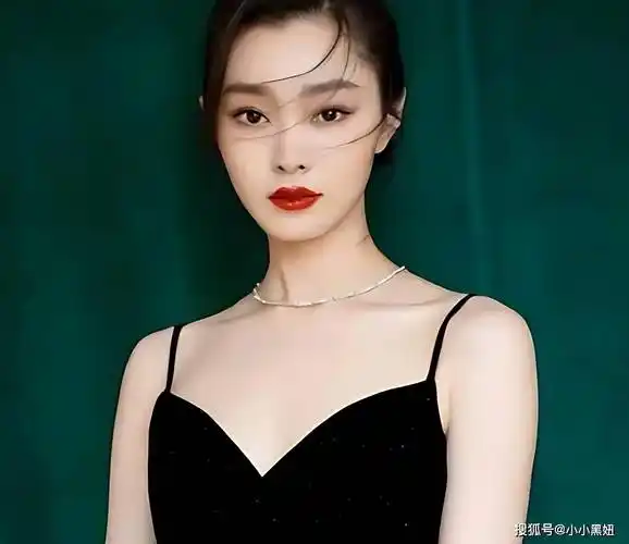 身材炸裂的宋轶,成熟性感妩媚动人,让人无法移开视线!