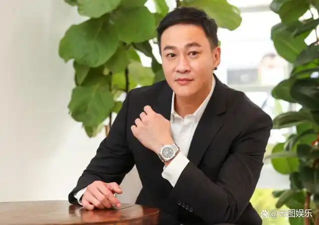 何润东携妻到内地过年!路边摊买臭豆腐接地气,妻子高挑颜值出众