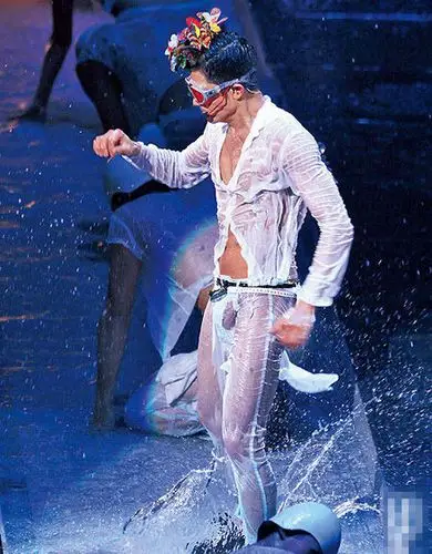 郭富城演唱会玩湿身 隐私部位凸显