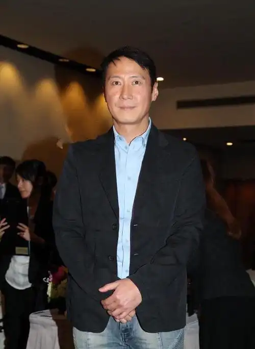 53岁黎明出席活动老态尽显,脸上惊现老年斑