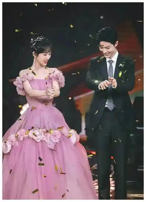 肖战杨紫情感纠葛网友围观热议引发深度讨论