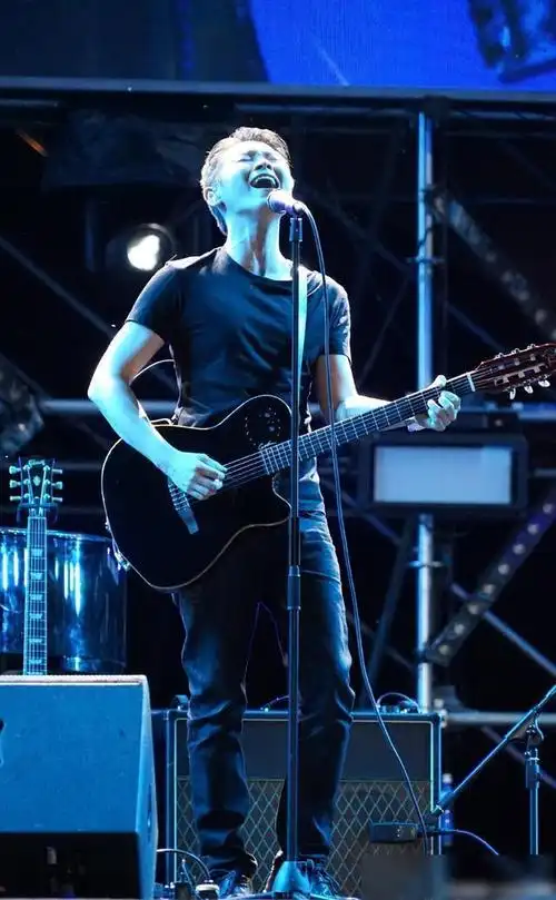 用音乐表态自我的灵魂梁博你一定会成为你想的那个人