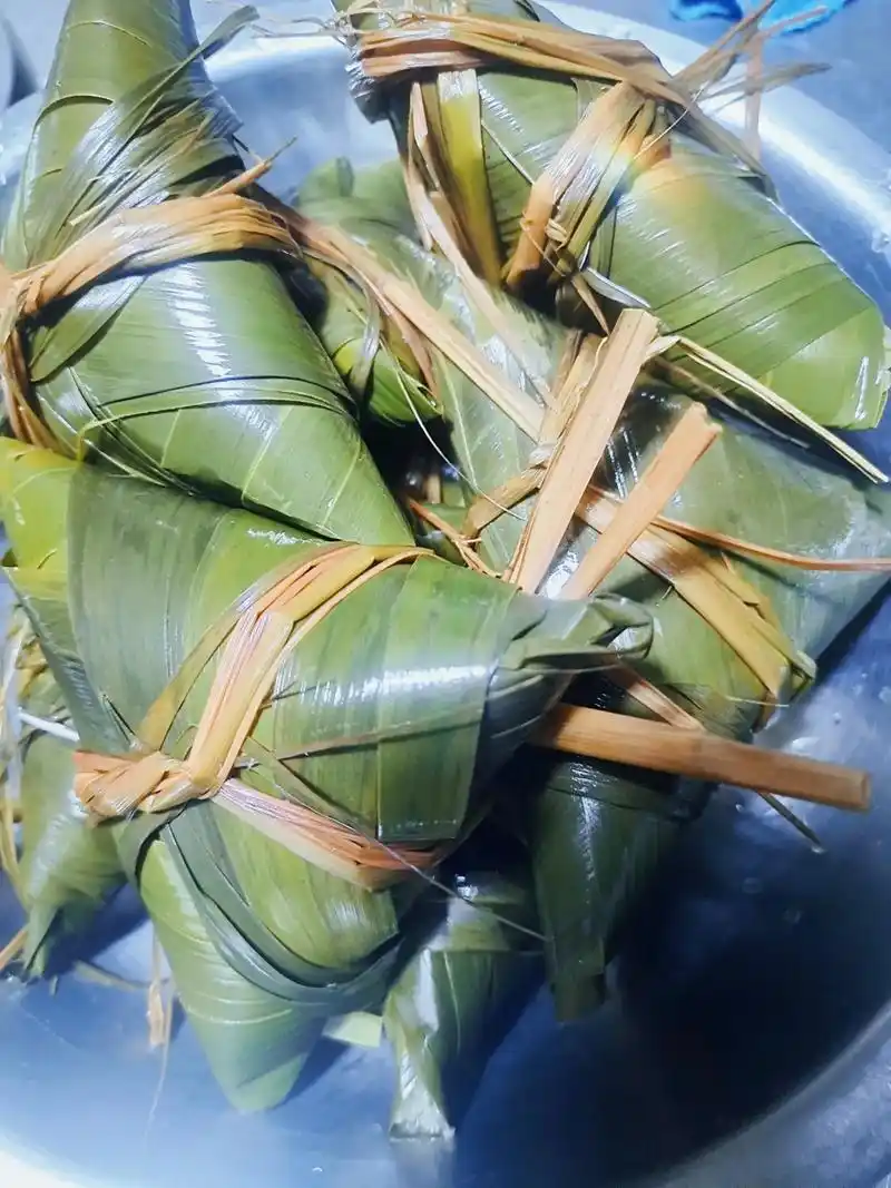 是否怀念老家的三角粽今天吃上啦 小小的粽子吃的是一 - 抖音