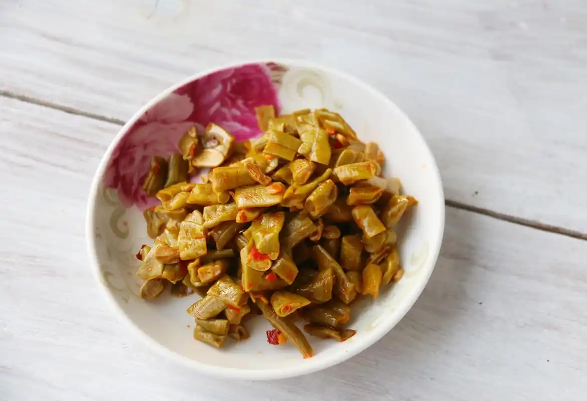 酸豆角,早餐喝粥必须要来点开胃小菜,酸豆角是个不错的选择,酸爽美味