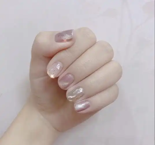 又担心太过华丽会不适合日常,那么猫眼美甲就是最好的选择啦,同时兼具