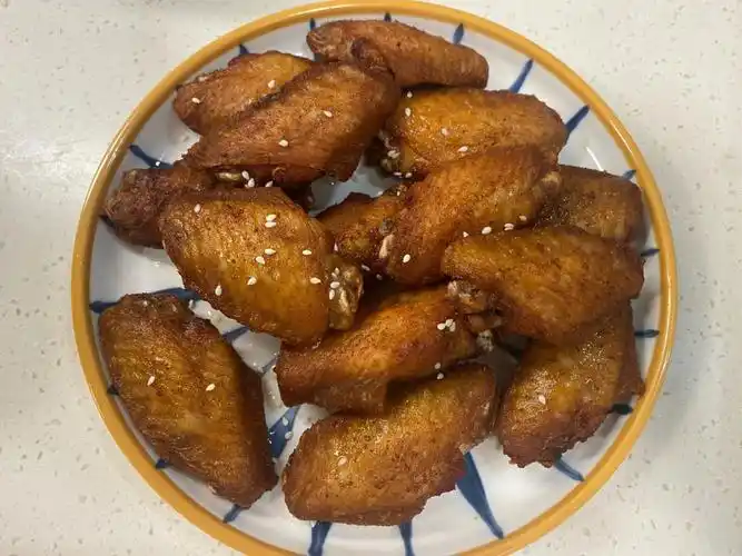 炸鸡翅做法简单味道好外皮焦脆鲜嫩多汁