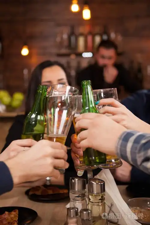 快乐的年轻朋友团体为他们的友谊干杯