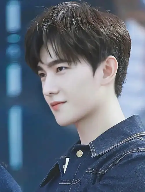 杨洋"塌房"了?知情人曝光学历是造假,军艺校草其实名不副实