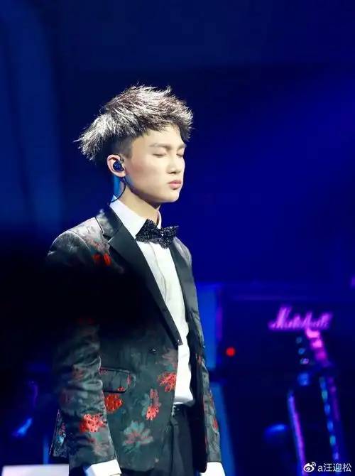 回想几年前,热播综艺节目《中国好声音》,那时候的周深很平凡,也是第