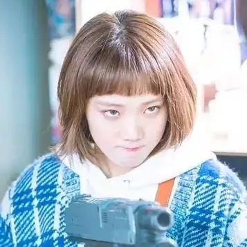 当然也不能不提李圣经在《举重妖精金福珠》中的眉上刘海短发了,把呆