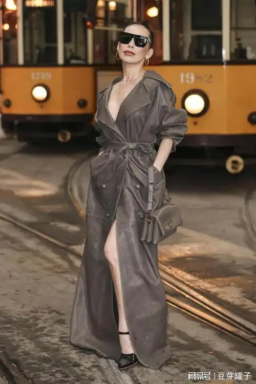 华裔贵妇christinechiu真空穿皮大衣身材火辣性感奔放