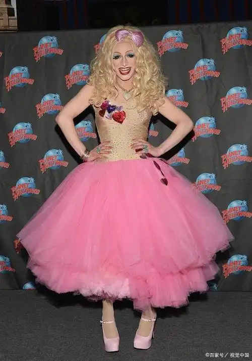 男扮女装参赛的现象在近年来越来越普遍,尤其是在一些综艺节目中,男