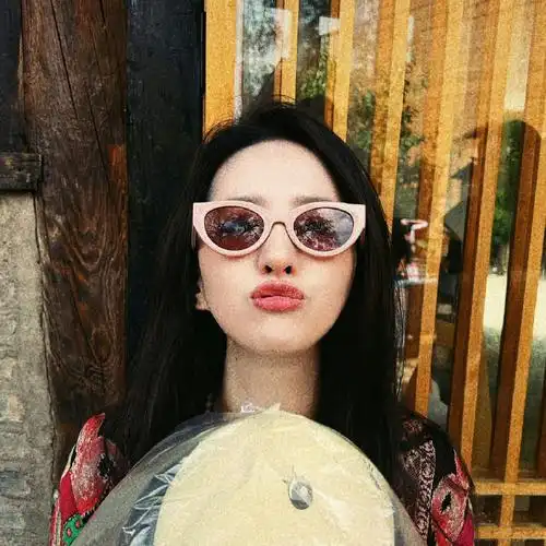 刘亦菲泰国游客照##刘亦菲戴蝴蝶结