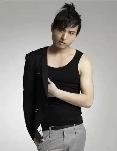 成毅杀马特旧照辣眼睛,一直喜欢嘟嘴拍照,网友调侃越长越帅