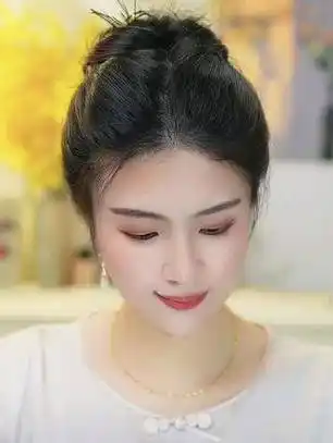 一个女人中年时看起来依然十分年轻,这与她的发量和发型有关#把头发扎