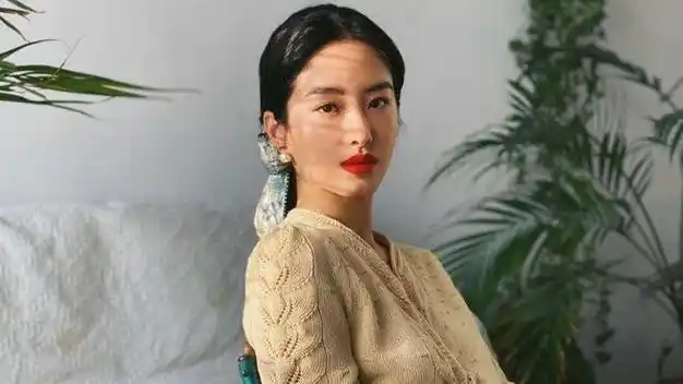 刘亦菲干爹陈金飞又爆有新欢:搂美女买珠宝大方刷卡|恋情|杨采钰_网易