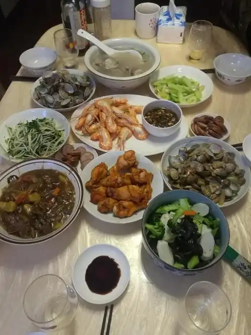 哥嫂来家里吃饭做了10个菜招待嫂子夸我贤惠哥哥说酒少了