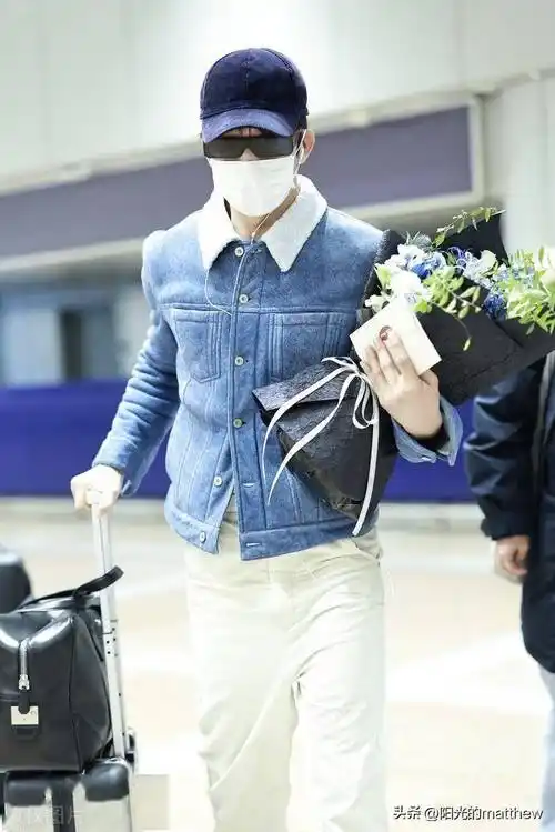 街拍:井柏然毛领牛仔夹克 白色阔腿裤 棒球帽简约帅气_北京_机场