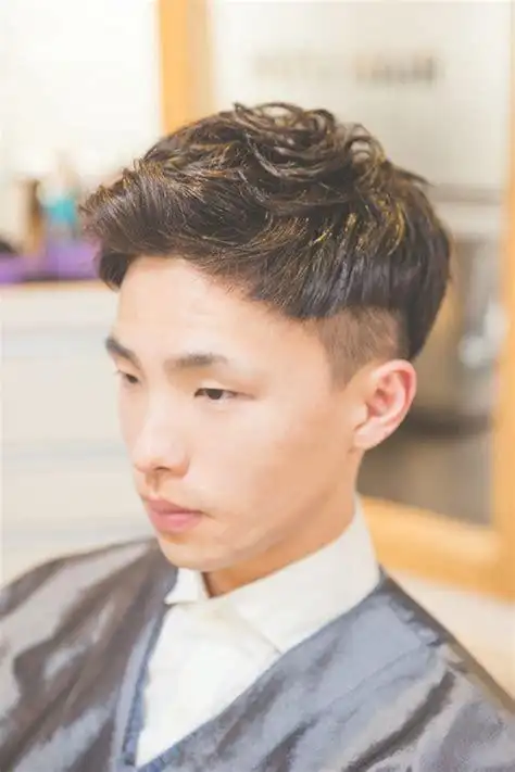 两边全光寸头 两边鬓角剃光 中间头发高点 两面低点 不要刘海 剪什么