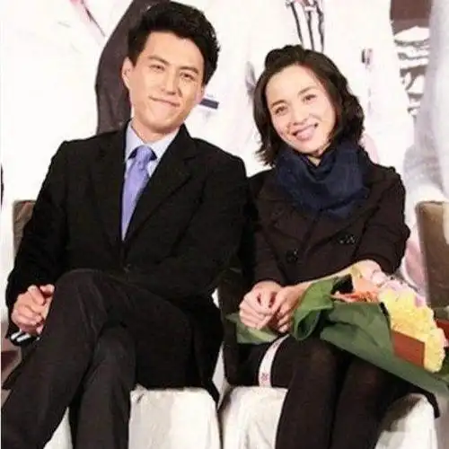 明星宠爱老婆的人不在少数,勒东当然是其中一枚;从《东方商人》到