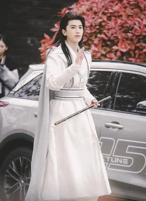 蔡徐坤壁纸:侧颜立体精致身姿帅气挺拔,白衣古装的翩翩公子!