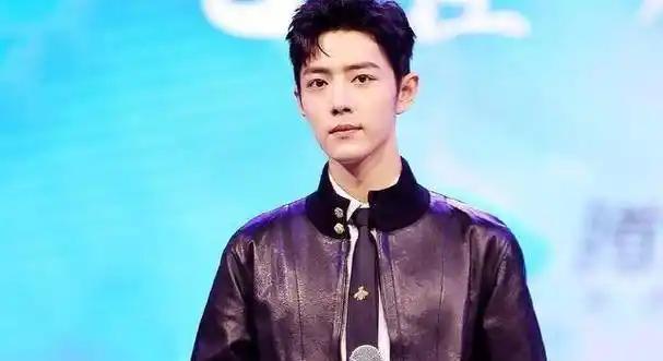 在刚结束不久的《斗罗大陆》发布会上,肖战穿着一身黑色夹克配黑裤子