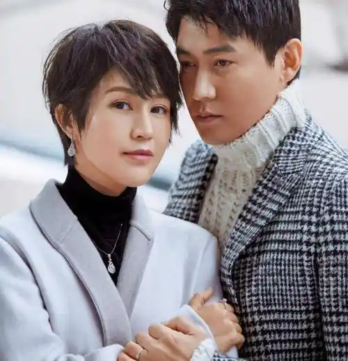 两人年轻时旧照曝光,郭京飞颜值惨不忍睹_时候_照片_老婆